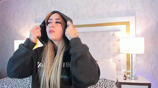 Snapshot of Xara_Shadow chatting on 02-17-26, 10:38 Xara Shadow online show from 02-17-26, 10:38