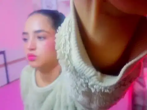 Snapshot of Emma_Thompssonn chatting on 06-13-26, 12:25 Emma Thompssonn online show from 06-13-26, 12:25