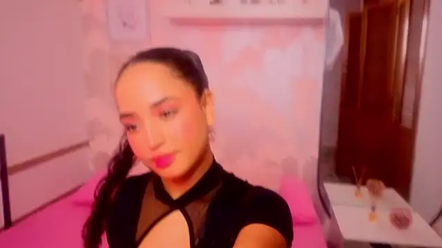 Snapshot of Emma_Thompssonn chatting on 06-17-26, 12:29 Emma Thompssonn online show from 06-17-26, 12:29