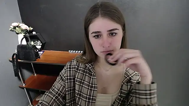 Snapshot of Sunny_siren chatting on 04-23-26, 12:04 Sunny siren online show from 04-23-26, 12:04