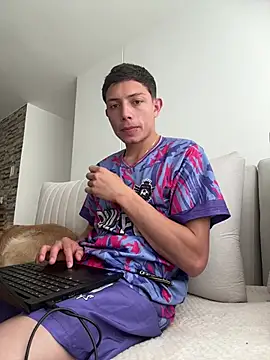Snapshot of santiObrero chatting on 07-24-26, 04:38 santiObrero online show from 07-24-26, 04:38