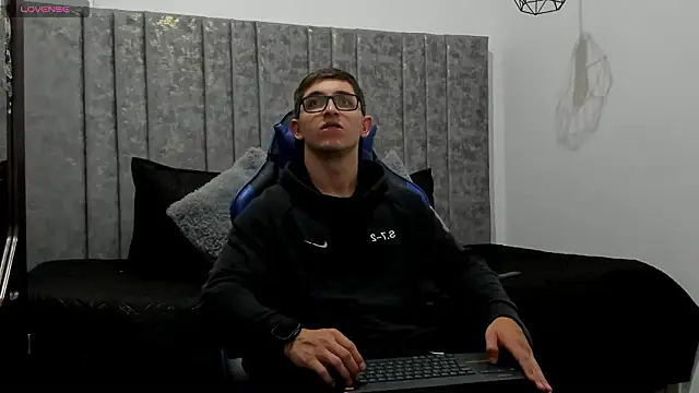 Snapshot of Calvin_Hunter chatting on 03-18-26, 01:09 Calvin Hunter online show from 03-18-26, 01:09