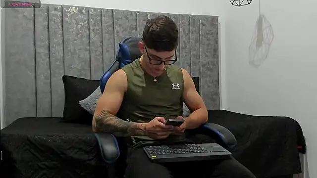 Snapshot of Calvin_Hunter chatting on 03-19-26, 01:20 Calvin Hunter online show from 03-19-26, 01:20