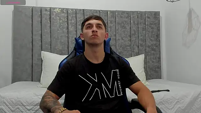 Snapshot of Calvin_Hunter chatting on 04-01-26, 03:07 Calvin Hunter online show from 04-01-26, 03:07