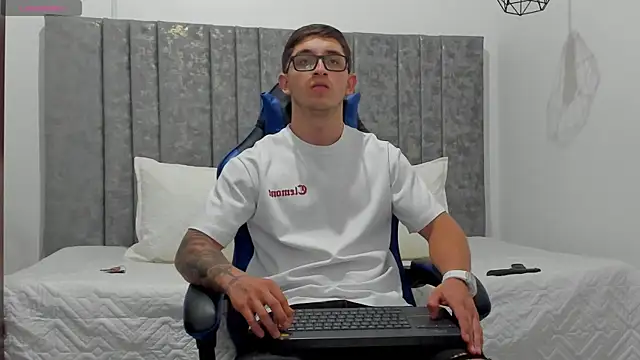 Snapshot of Calvin_Hunter chatting on 04-06-26, 12:08 Calvin Hunter online show from 04-06-26, 12:08