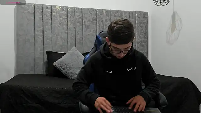 Snapshot of Calvin_Hunter chatting on 04-09-26, 02:00 Calvin Hunter online show from 04-09-26, 02:00