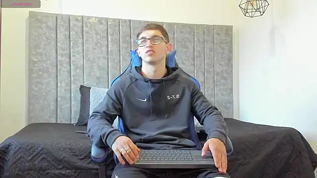 Snapshot of Calvin_Hunter chatting on 04-09-26, 10:59 Calvin Hunter online show from 04-09-26, 10:59