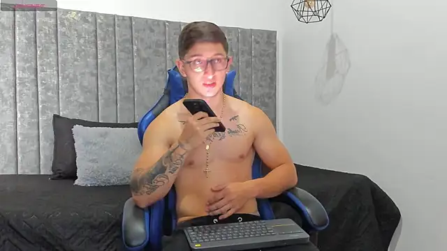 Snapshot of Calvin_Hunter chatting on 04-13-26, 02:44 Calvin Hunter online show from 04-13-26, 02:44