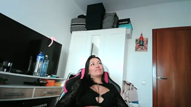 Snapshot of Yulian_Milf chatting on 02-14-26, 12:35 Yulian Milf online show from 02-14-26, 12:35