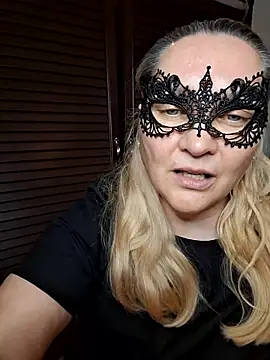 Snapshot of MaskedQueen77 chatting on 05-11-26, 04:04 MaskedQueen77 online show from 05-11-26, 04:04
