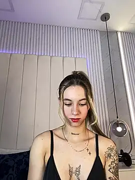 JuliaColemann online show from 02-05-26, 12:21