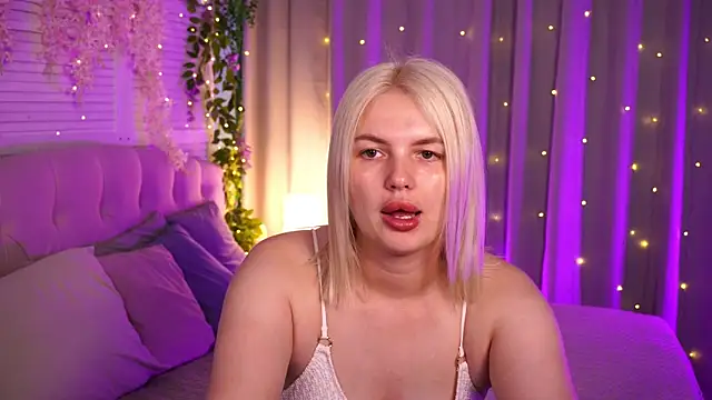 Snapshot of AmeliaWeells chatting on 06-13-26, 02:20 AmeliaWeells online show from 06-13-26, 02:20