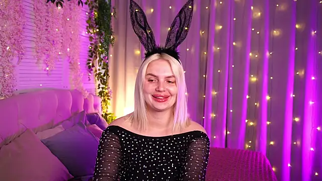 Snapshot of AmeliaWeells chatting on 06-19-26, 02:38 AmeliaWeells online show from 06-19-26, 02:38