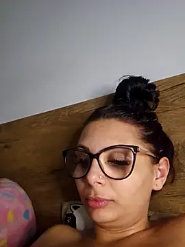 Snapshot of HiddendesireXO01 chatting on 02-12-26, 10:27 HiddendesireXO01 online show from 02-12-26, 10:27