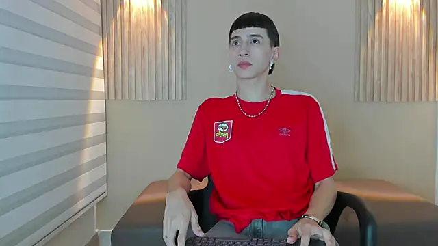 Snapshot of lian_cameron chatting on 02-14-26, 03:47 lian cameron online show from 02-14-26, 03:47