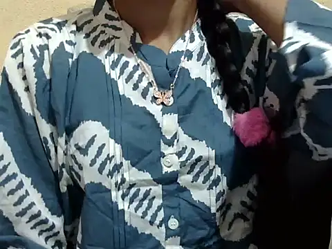 Snapshot of Khushi_v chatting on 02-05-26, 02:22 Khushi v online show from 02-05-26, 02:22