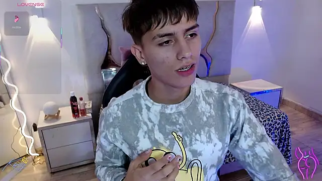 Snapshot of EVAN_TAY chatting on 02-11-26, 03:11 EVAN TAY online show from 02-11-26, 03:11