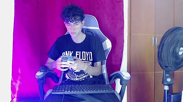 Snapshot of Johnny_cagee_ chatting on 02-06-26, 11:52 Johnny cagee online show from 02-06-26, 11:52