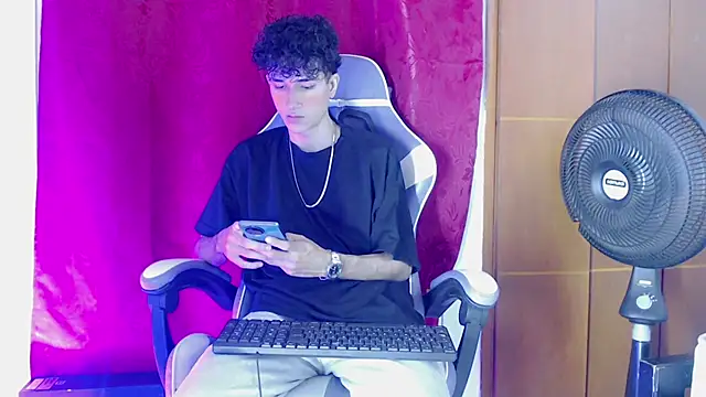 Snapshot of Johnny_cagee_ chatting on 02-07-26, 11:30 Johnny cagee online show from 02-07-26, 11:30