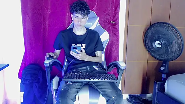 Snapshot of Johnny_cagee_ chatting on 02-16-26, 11:23 Johnny cagee online show from 02-16-26, 11:23