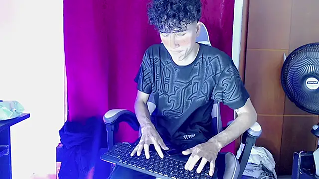 Snapshot of Johnny_cagee_ chatting on 02-20-26, 12:18 Johnny cagee online show from 02-20-26, 12:18