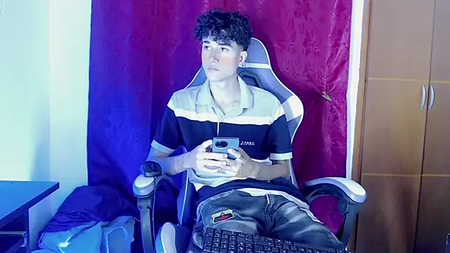 Snapshot of Johnny_cagee_ chatting on 02-22-26, 12:01 Johnny cagee online show from 02-22-26, 12:01