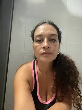 Snapshot of Rosalinda_77 chatting on 07-19-26, 04:44 Rosalinda 77 online show from 07-19-26, 04:44