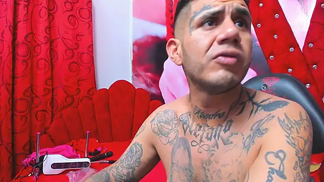 Snapshot of allison_max_tattoo chatting on 02-11-26, 01:32 allison max tattoo online show from 02-11-26, 01:32