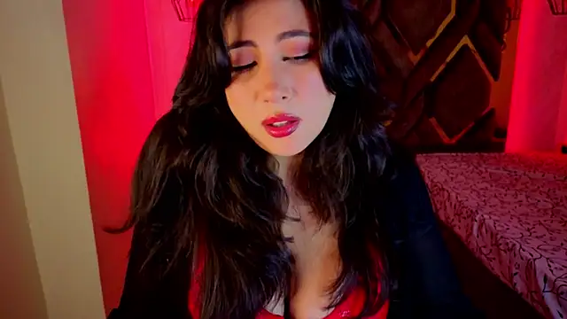 Snapshot of Luvienne chatting on 02-21-26, 07:26 Luvienne online show from 02-21-26, 07:26