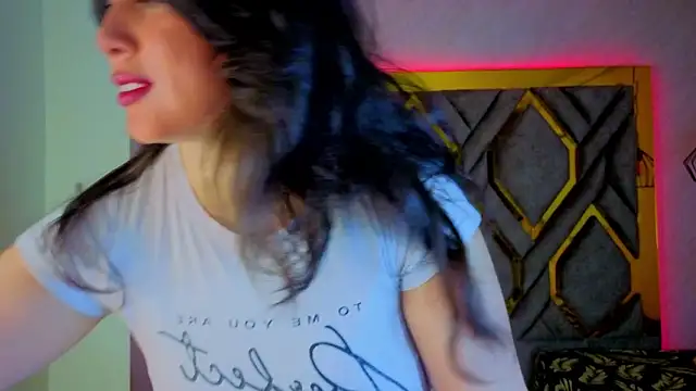 Snapshot of Luvienne chatting on 02-22-26, 07:34 Luvienne online show from 02-22-26, 07:34