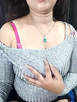 Snapshot of alinaarora chatting on 04-13-26, 04:56 alinaarora online show from 04-13-26, 04:56