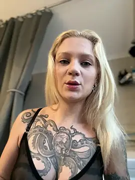 Snapshot of BlondeDoll_ chatting on 02-11-26, 05:12 BlondeDoll online show from 02-11-26, 05:12