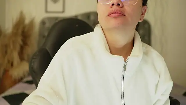 Snapshot of katt_eyes_ chatting on 02-03-26, 01:05 katt eyes online show from 02-03-26, 01:05