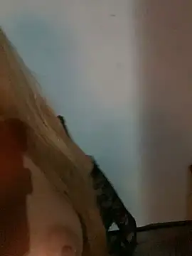 Snapshot of Karenhot11 chatting on 02-22-26, 01:40 Karenhot11 online show from 02-22-26, 01:40