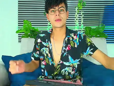 Snapshot of ThiiagoSaeenz chatting on 02-05-26, 03:11 ThiiagoSaeenz online show from 02-05-26, 03:11