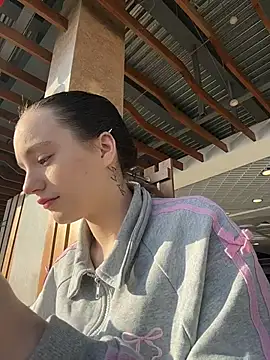 Snapshot of MiaTee chatting on 02-25-26, 04:00 MiaTee online show from 02-25-26, 04:00