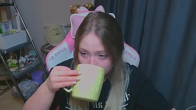 Snapshot of Emiliaaah chatting on 02-04-26, 05:08 Emiliaaah online show from 02-04-26, 05:08