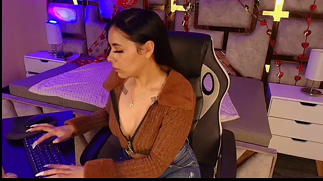 Snapshot of cristal__violetaa chatting on 02-21-26, 04:24 cristal violetaa online show from 02-21-26, 04:24