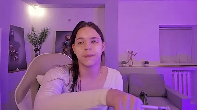 Snapshot of Madison_dolly chatting on 02-15-26, 02:08 Madison dolly online show from 02-15-26, 02:08