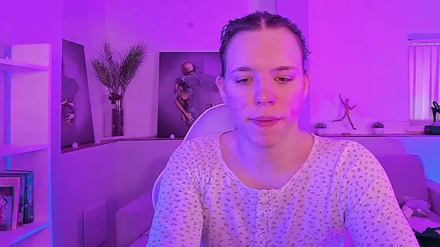 Snapshot of Madison_dolly chatting on 02-25-26, 02:10 Madison dolly online show from 02-25-26, 02:10