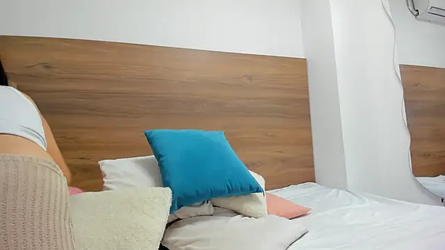 Snapshot of luz-miiaa chatting on 02-12-26, 12:00 luz-miiaa online show from 02-12-26, 12:00