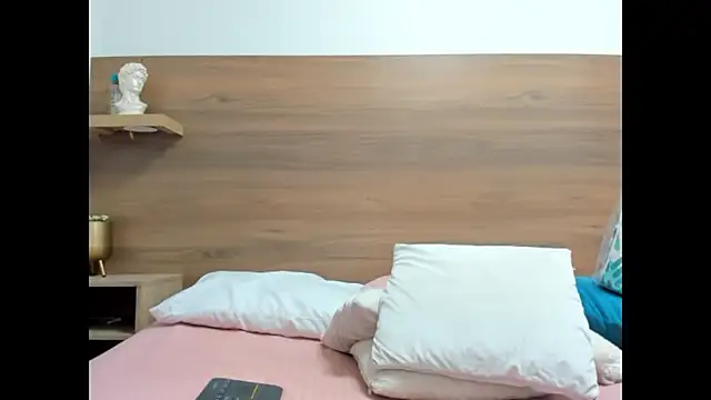 Snapshot of luz-miiaa chatting on 02-13-26, 12:01 luz-miiaa online show from 02-13-26, 12:01