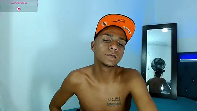 Snapshot of hotboyluxe chatting on 06-23-26, 05:38 hotboyluxe online show from 06-23-26, 05:38