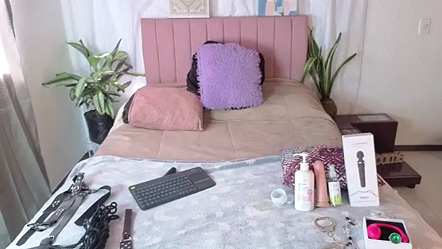 Snapshot of Petite_pepper chatting on 06-12-26, 07:57 Petite pepper online show from 06-12-26, 07:57