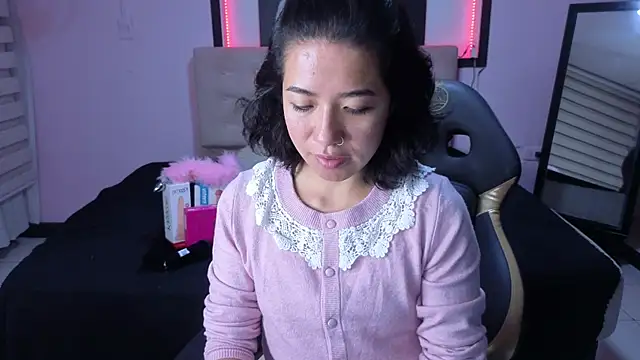 Snapshot of Lynn_turner chatting on 02-15-26, 12:36 Lynn turner online show from 02-15-26, 12:36