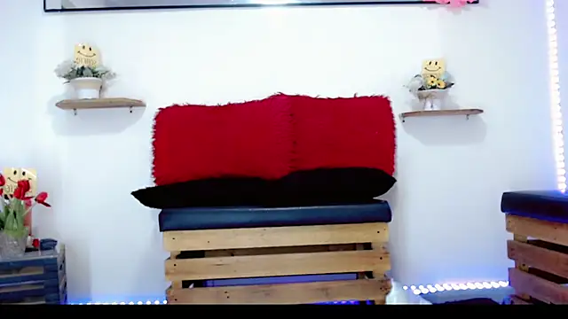 Snapshot of NathalialLooes chatting on 03-16-26, 05:44 NathalialLooes online show from 03-16-26, 05:44