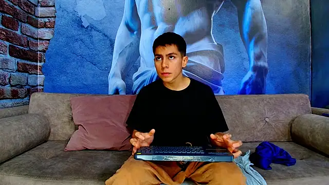 Snapshot of Aron_pulse chatting on 02-18-26, 01:29 Aron pulse online show from 02-18-26, 01:29