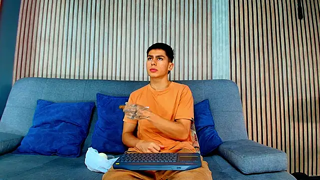 Snapshot of Aron_pulse chatting on 02-19-26, 01:07 Aron pulse online show from 02-19-26, 01:07