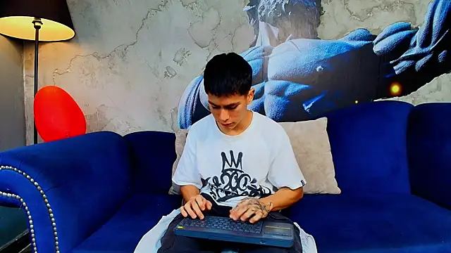 Snapshot of Aron_pulse chatting on 02-20-26, 01:33 Aron pulse online show from 02-20-26, 01:33