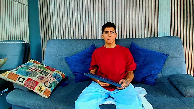 Snapshot of Aron_pulse chatting on 02-26-26, 01:32 Aron pulse online show from 02-26-26, 01:32